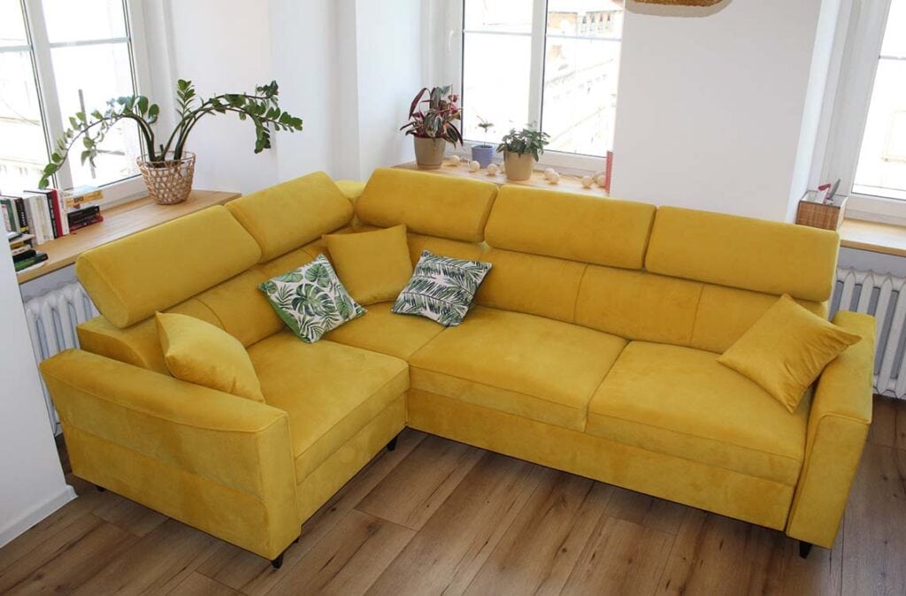 zlta sedacka v obyvacke