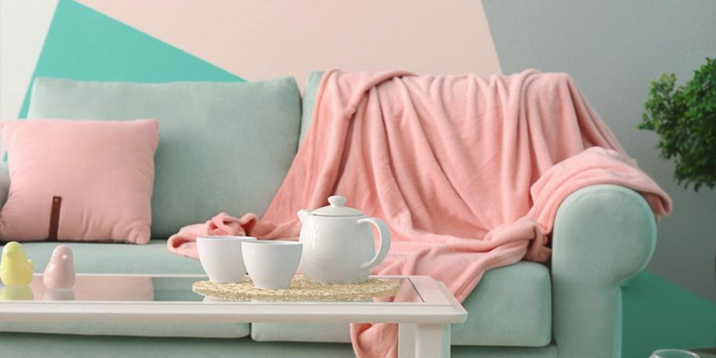 tyrkysova sedacka s ruzovymi doplnkami